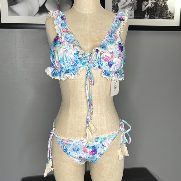 Capittana
Ginger Blue Roses Bikini - Picture 9 of 12